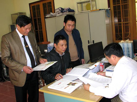 Lãnh đạo Sở Nội vụ Yên Bái kiểm tra thủ tục tiếp nhận hồ sơ ứng cử đại biểu Quốc hội và đại biểu HĐND từ các cá nhân, đơn vị.